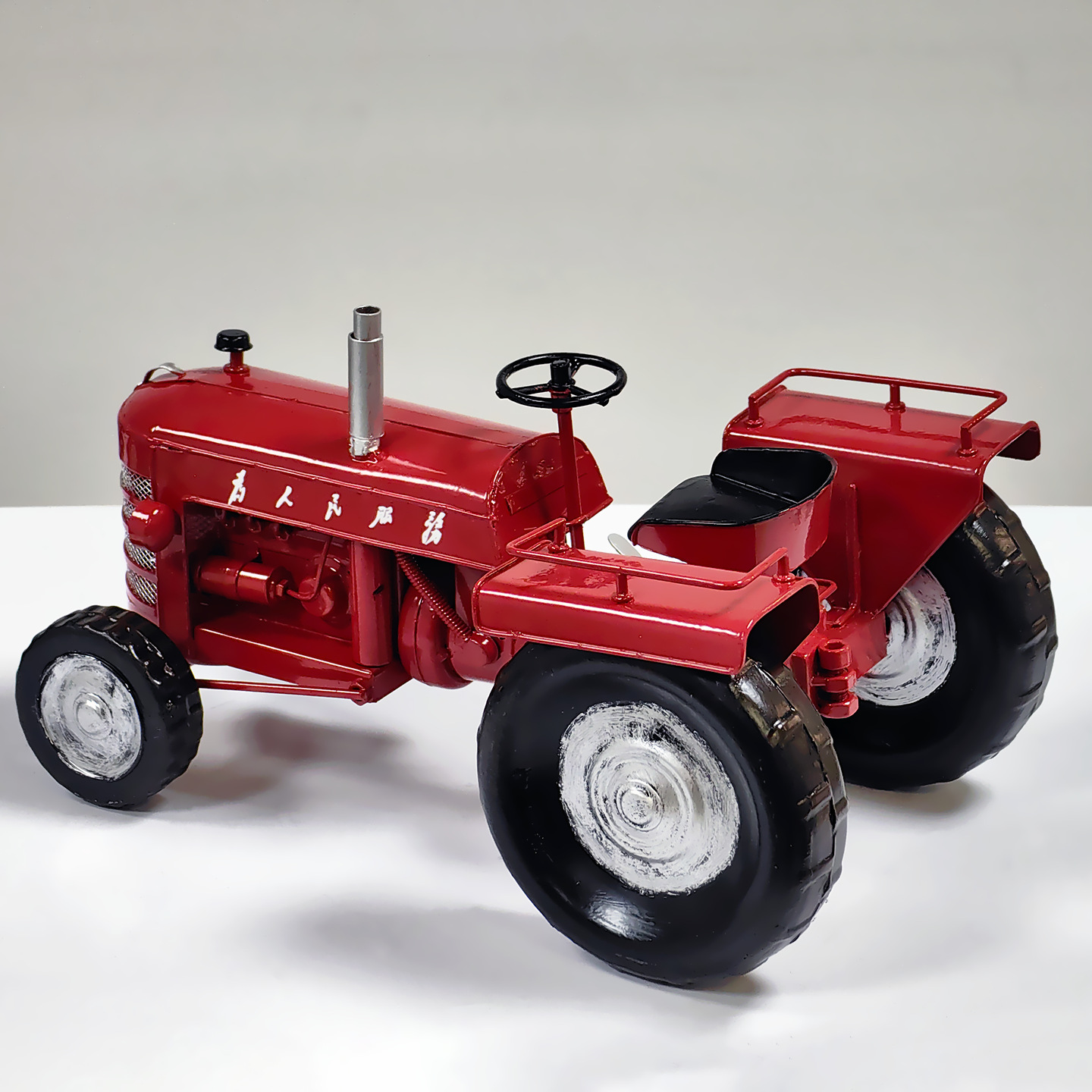 复古红色四轮拖拉机模型装饰品