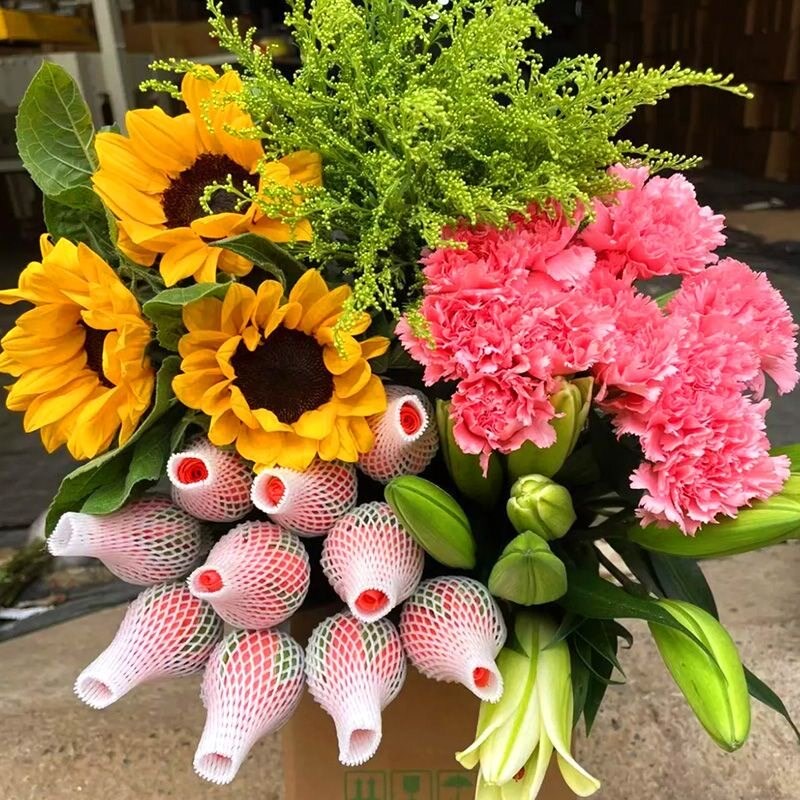 速发玫瑰四件套组合向日葵康乃馨百合送人节日插花水养昆明直发批