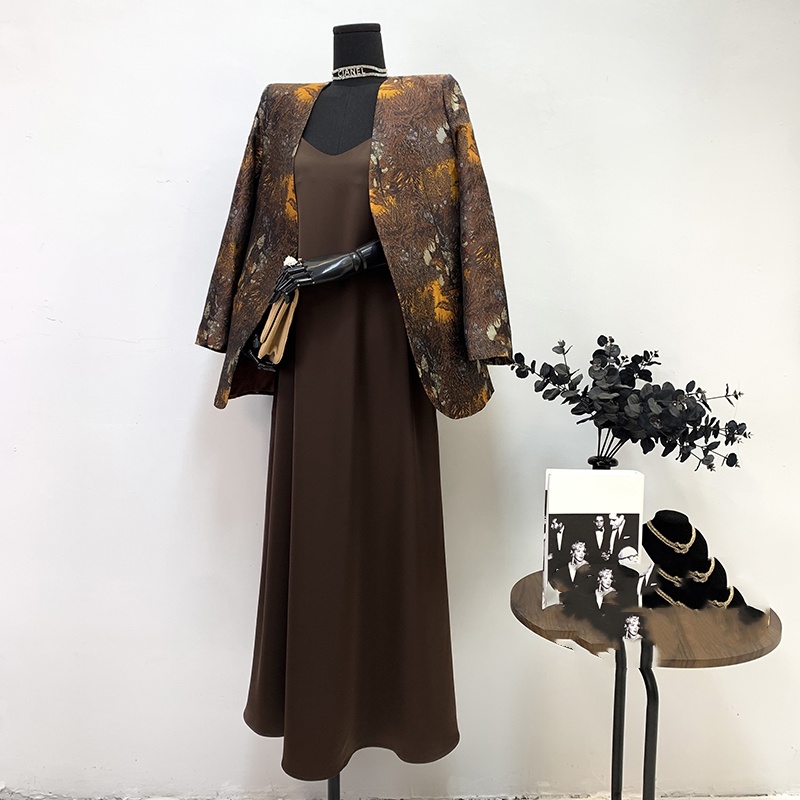 修身显瘦棕色短款西服原创设计