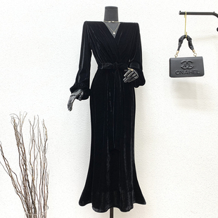 秋冬黑色灯笼袖丝绒长款连衣裙2025一字肩V领收腰遮肚包臀鱼尾裙