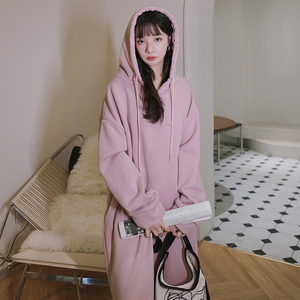 温柔风连帽卫衣裙春秋季2025新款宽松遮肚长款过膝慵懒粉色连衣裙