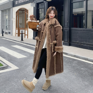 【新款】牛角扣长款皮毛一体外套 2590-P285-K428，女装派克服，柏妮丝绮