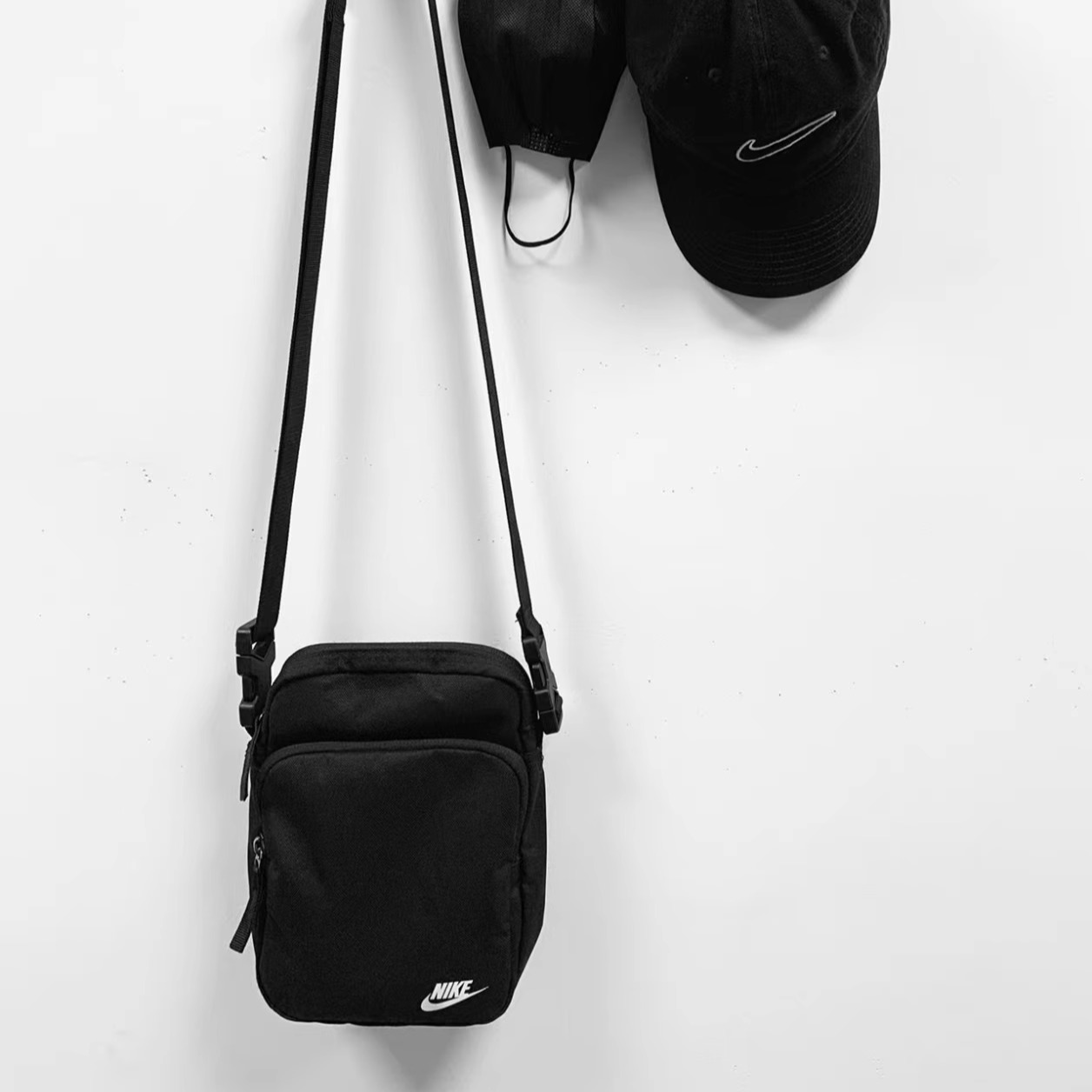 Nike 耐克 Heritage 小Logo多隔层拉链开合单肩斜挎包BA5898-010