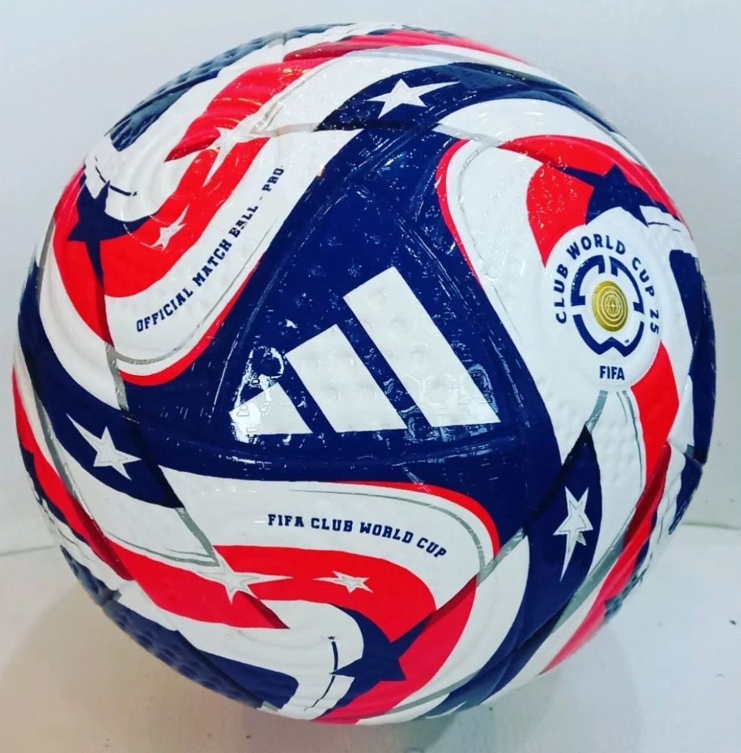 adidas 4号 5号足球稳固耐磨高弹无缝热粘合男女同款蓝白红JD3824