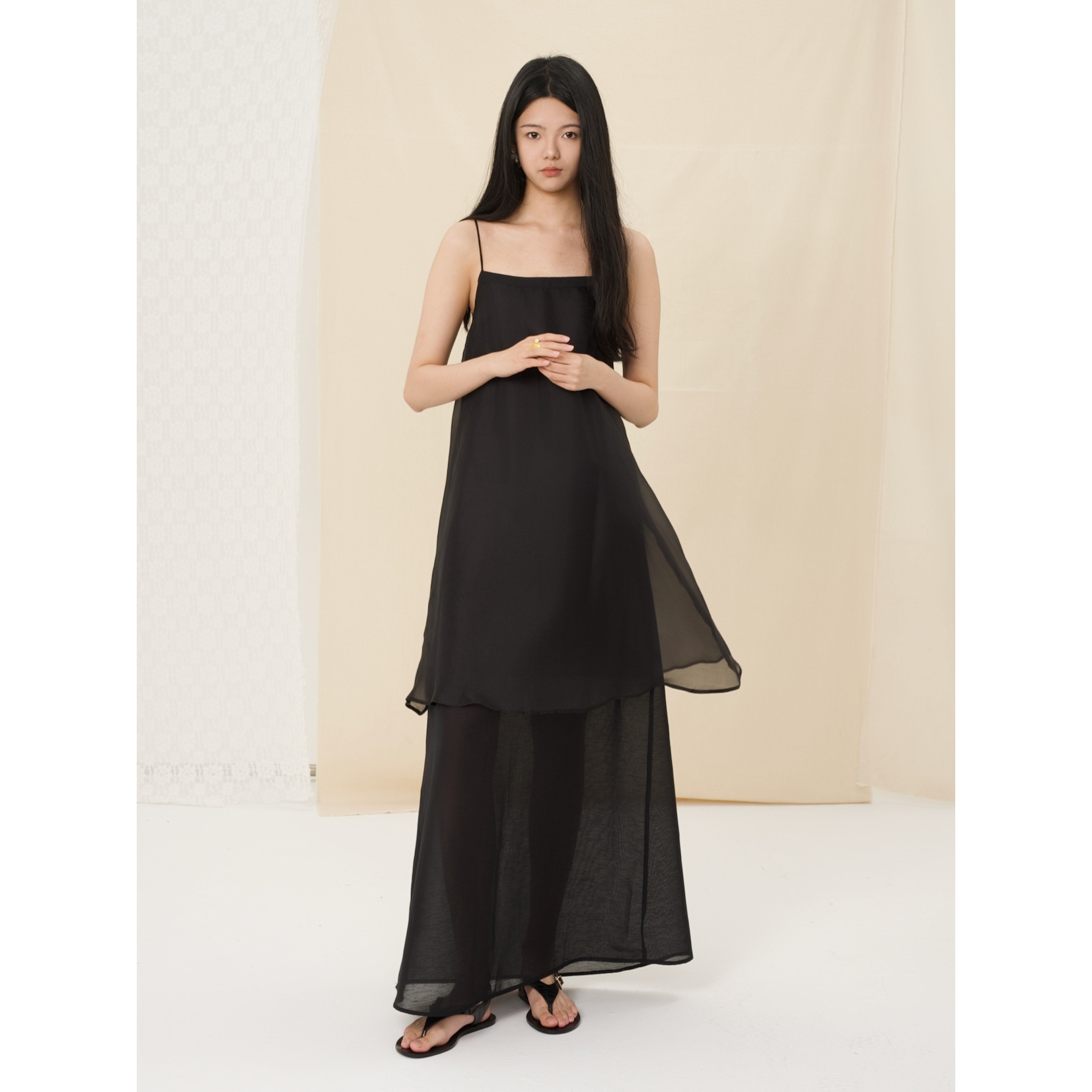 YOWSAH 雪纺真丝柔雾飘逸双层两件式度假宽松吊带连衣裙 黑色