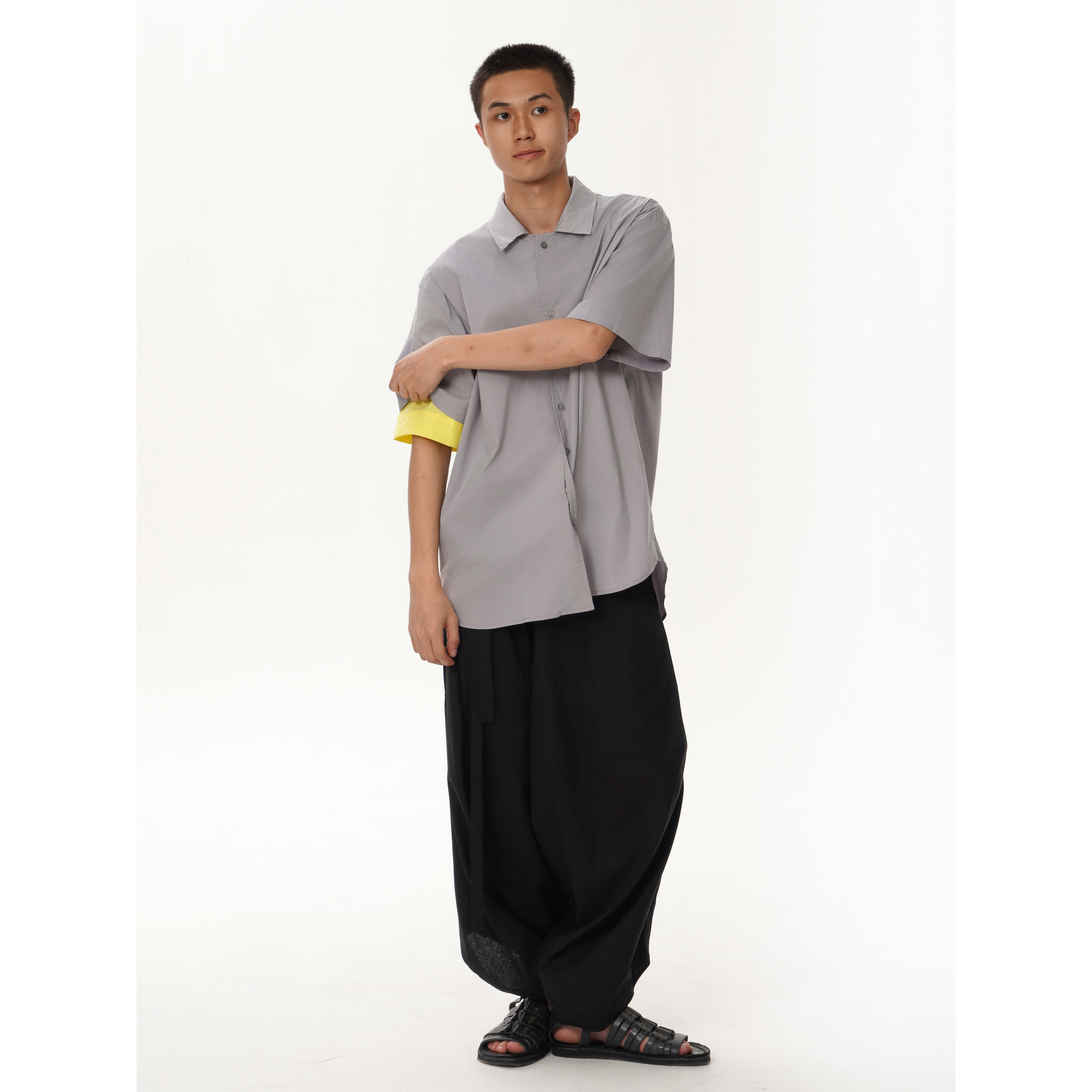 YOWSAH  单边袖口撞色亮黄色短袖衬衫 灰色衬衣