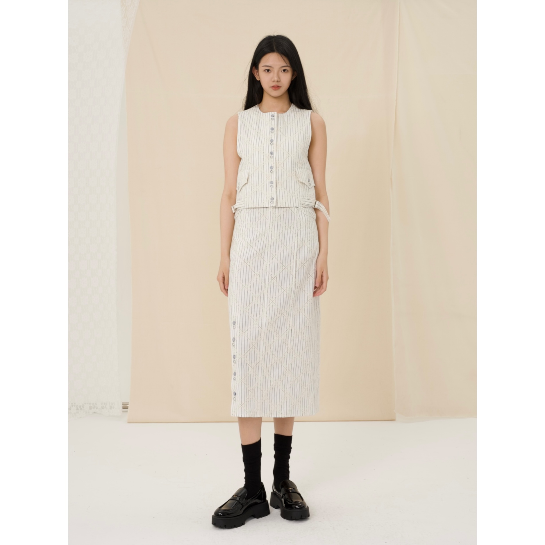 YOWSAH 菊花镂空提花对扣条纹半身裙