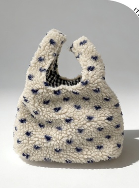 ITSOUMEI可爱毛绒手腕包收纳外出手拎包大容量手提手掏包爱心女包