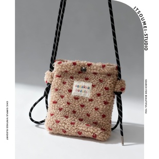 ITSOUMEI毛绒爱心斜挎包女羊羔毛迷你便携百搭抽绳小包包