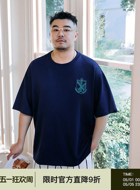 230g韦恩泽维尔加肥加大宽松大码男夏圆领学院风绣花休闲T恤9435
