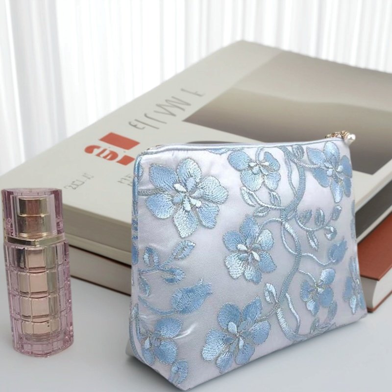 2025新款刺绣化妆包大容量蕾丝随身高级感女款蓝色便携手拿收纳包