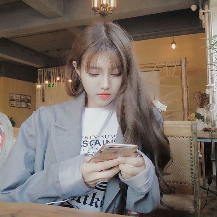 Perruque ANNA LUO  .  Les cheveux longs - Ref 2607460 Image 1