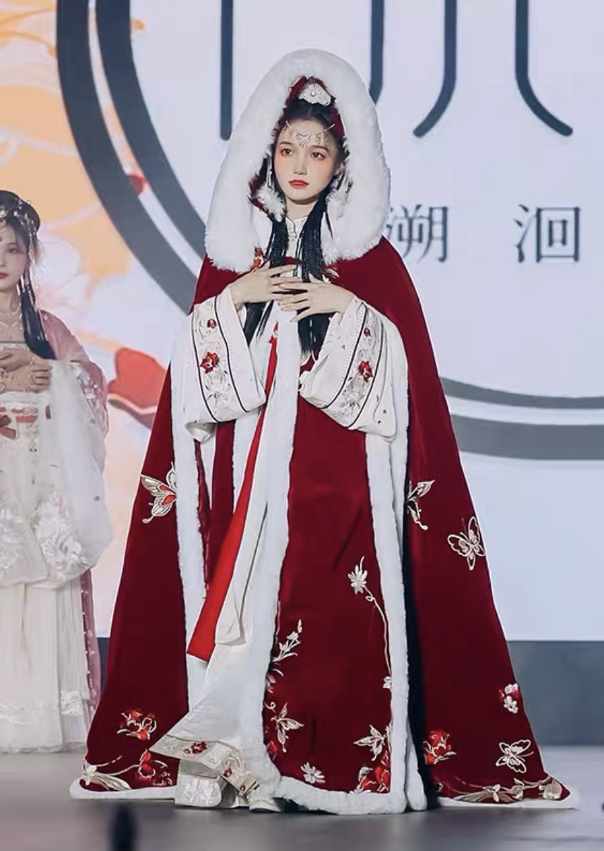涂七七加绒保暖汉服斗篷图片