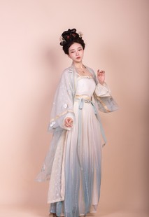 汉服出租十三余小豆蔻儿脆桃乌龙异色白桃乌龙宋制对襟长衫渐变裙