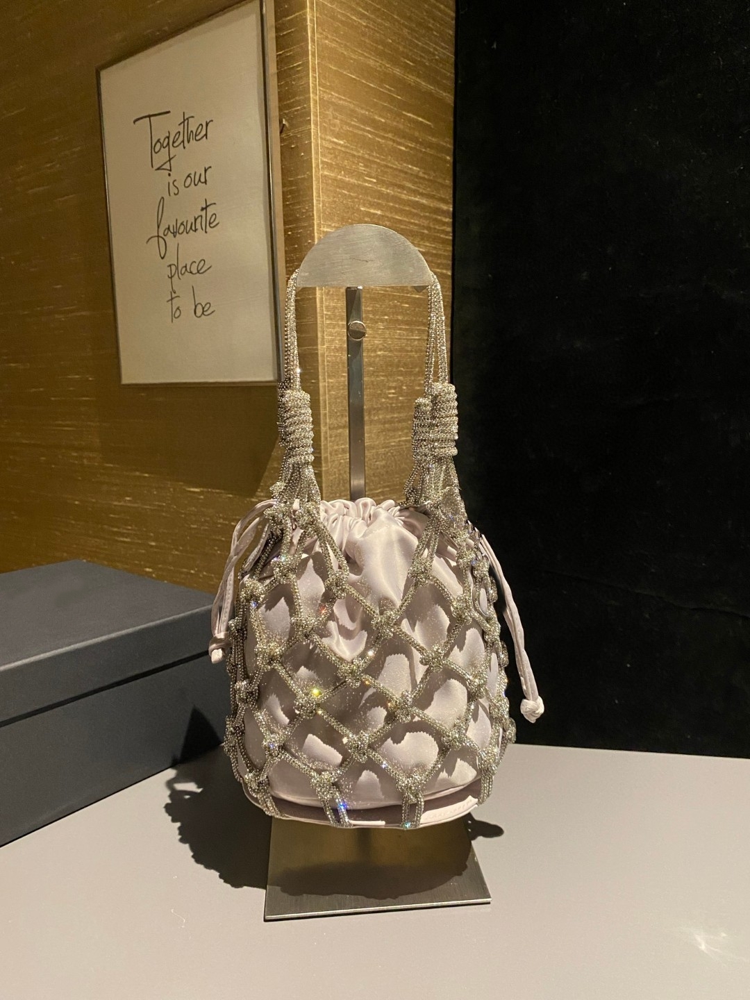 25S新款水钻网眼抽绳手提水桶包女手拿包晚宴包渔夫闪亮丝绸内胆