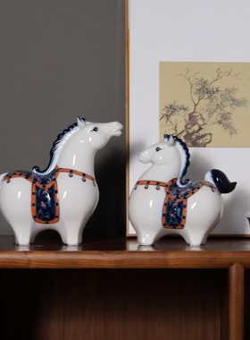 冰裂纹青花陶瓷青梅竹马摆件创意家居装饰客厅酒柜书桌生肖马