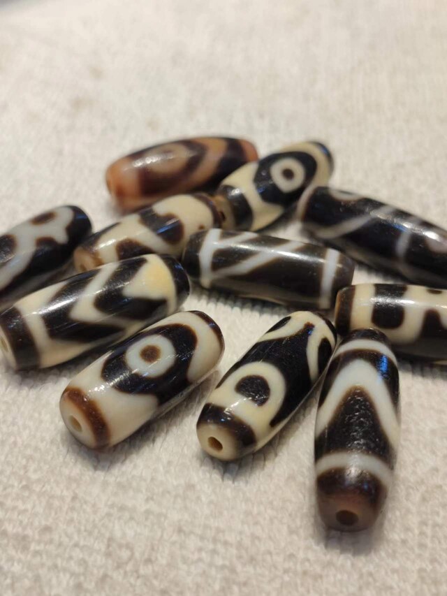 财神如意熊猫三眼六瓣莲花虎牙图案宝瓶两眼玛瑙天珠高油白芯30mm