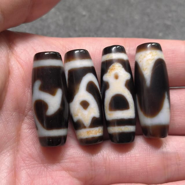 aqx8单双虎牙贵字三眼水莲花绿度母玛瑙天珠牙黄钙化殊胜珍收藏品