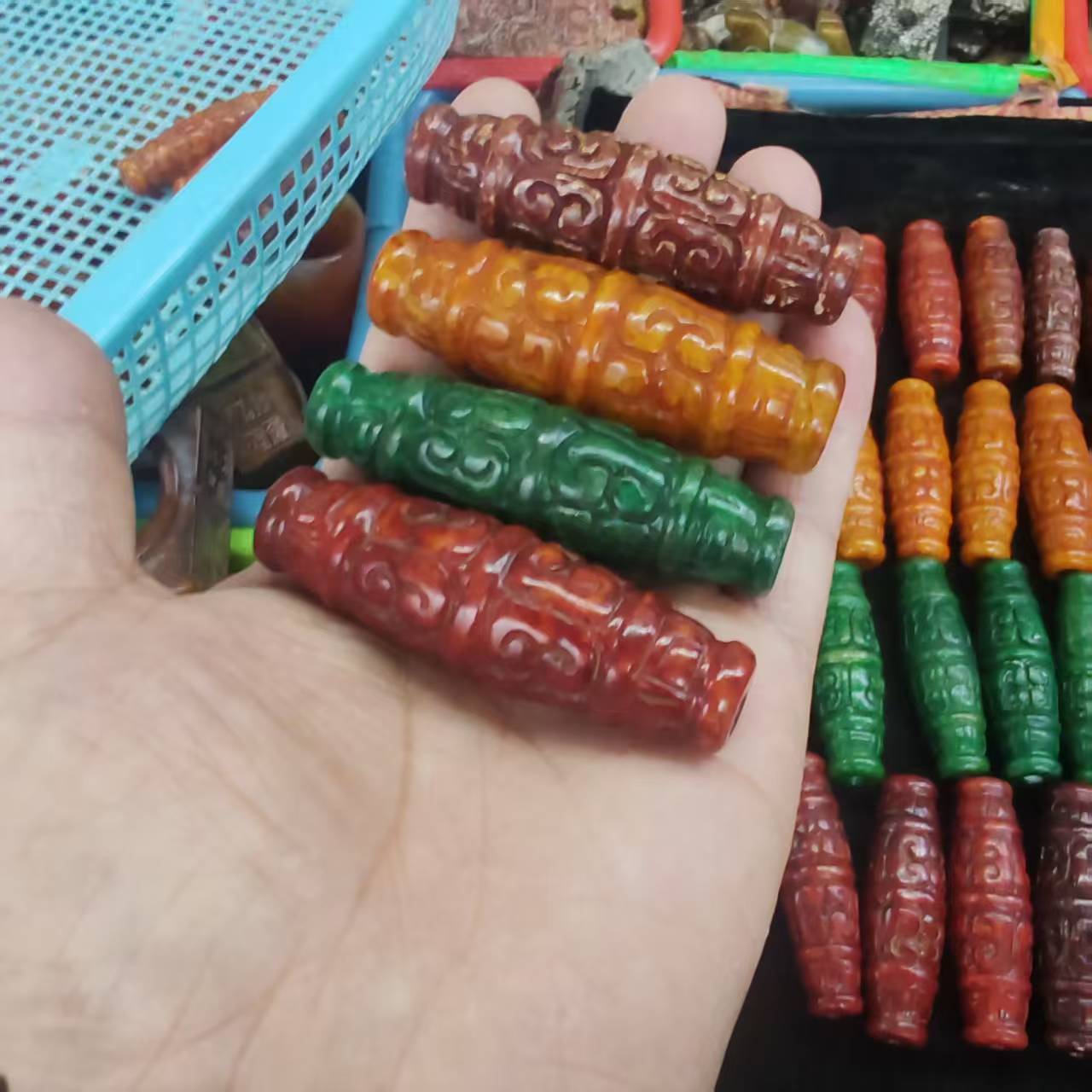 古玉天珠红黄绿棕等颜色雕刻祥云