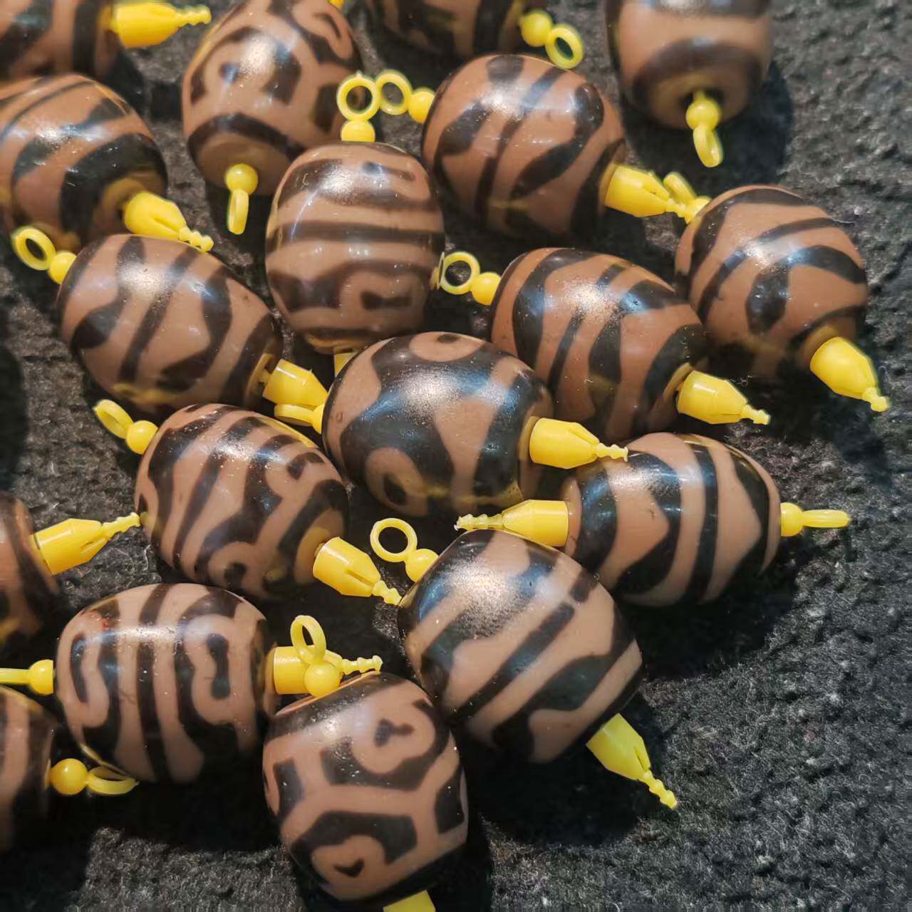 曲贡达洛玛瑙天珠18*16㎜台湾工艺黑棕色二眼龟甲虎牙图案散珠