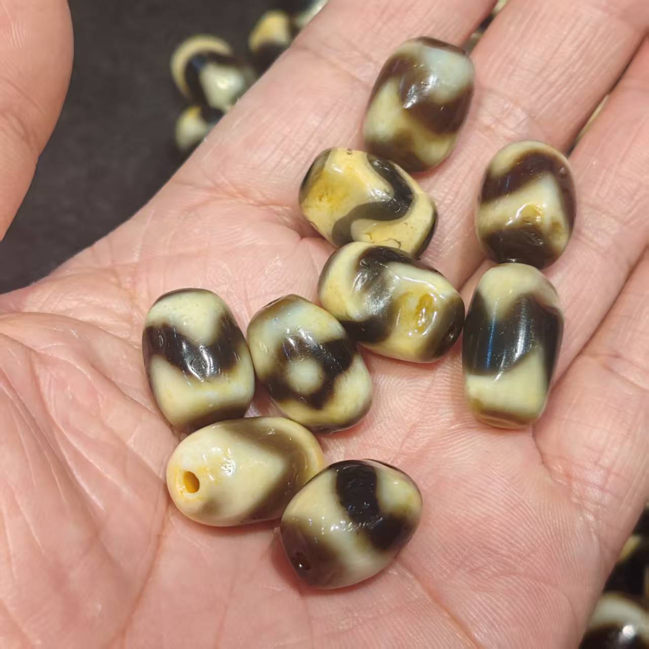 17*12mm牙黄玛瑙天珠挖取药痕迹