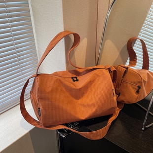 新款格子休闲运动健身包男女款手提斜挎包干湿分离旅行包可登机包