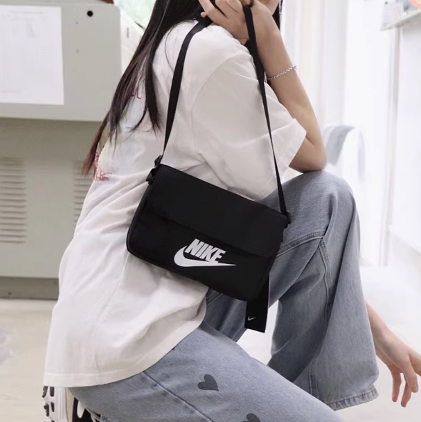 NIKE耐克单肩包男女简约手提斜挎包运动休闲零钱手机包CW9300-010 - 实物图