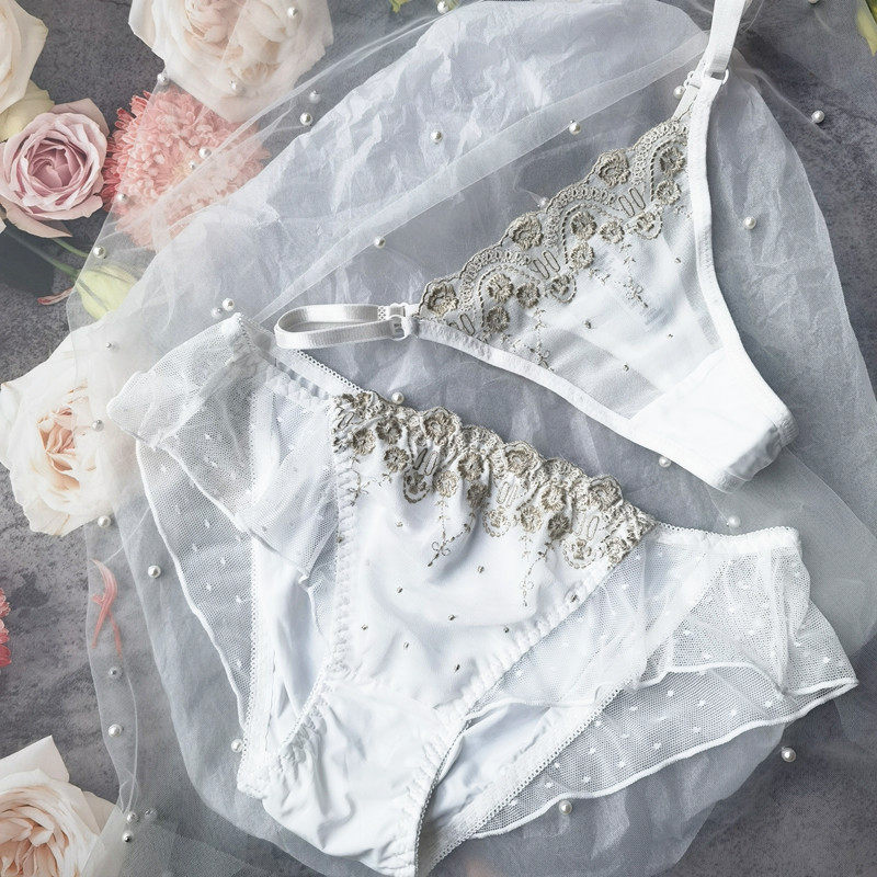 高贵典雅 日系飞边刺绣重工艺雪纺内裤女性感低腰牛奶丝女三角裤