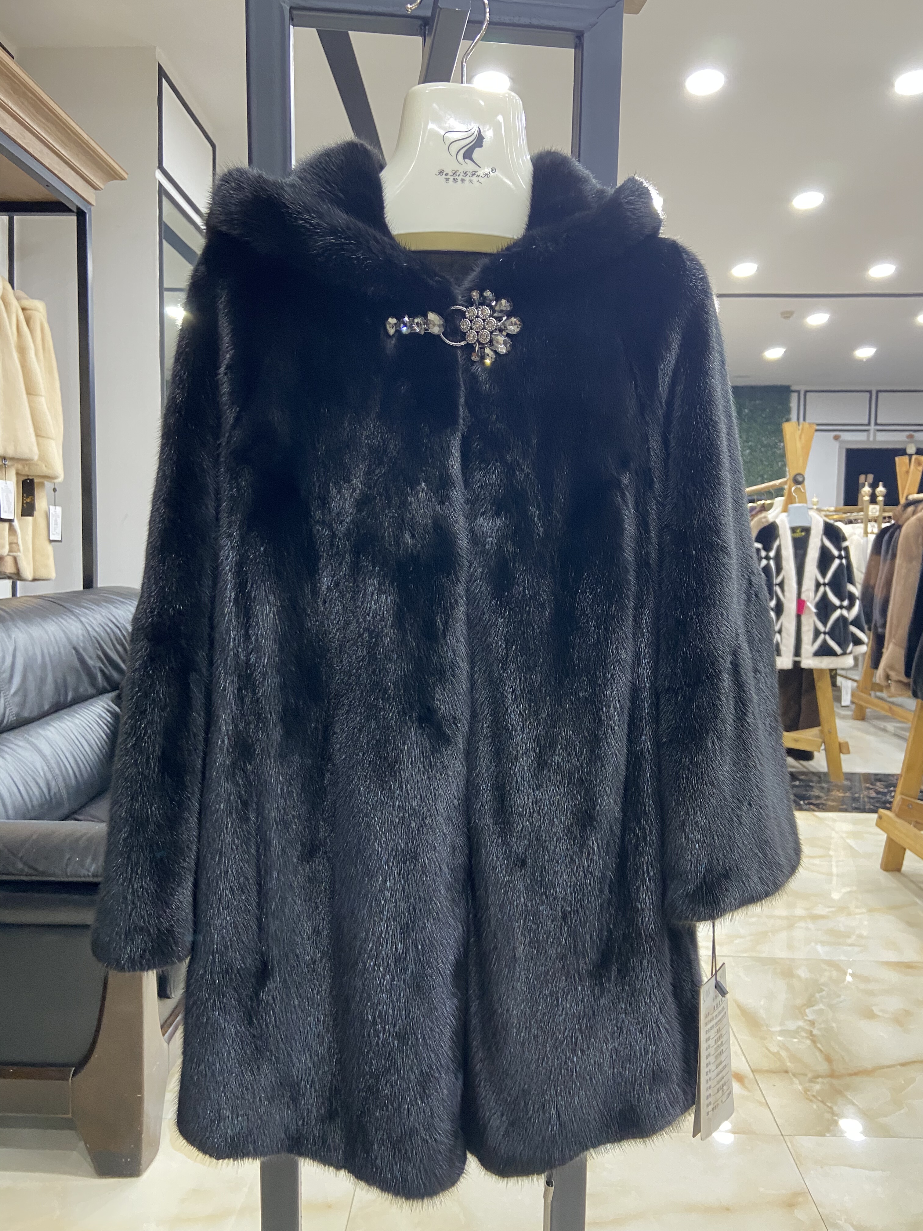 2025新款进口天鹅绒级别母貂黑色顺毛连帽长款水貂皮草外套
