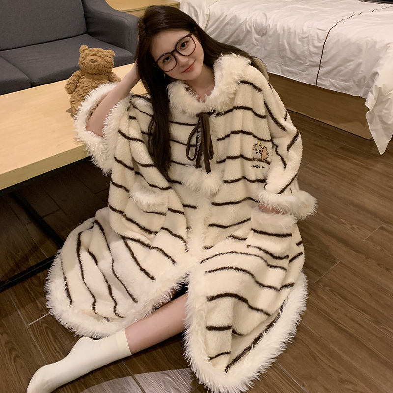 冬季加厚珊瑚绒睡袍女长款条纹连帽毛绒家居服可爱斗篷睡衣