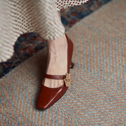 真皮法式复古漆皮粗跟高跟鞋小稚菊花朵玛丽珍方头浅口单鞋女百搭