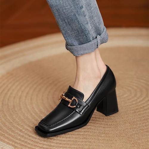 真皮女方粗跟春季2025高跟鞋新款风扣复古金属深口头英伦擦色单鞋