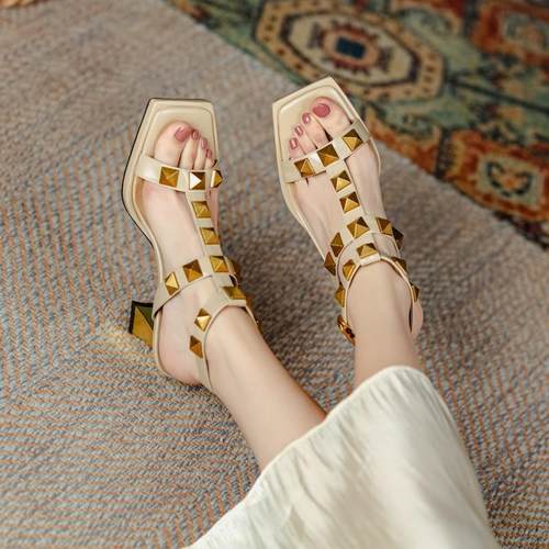 欧美时尚铆钉方头粗跟高跟鞋夏季真皮一字扣带露趾罗马凉鞋女2025