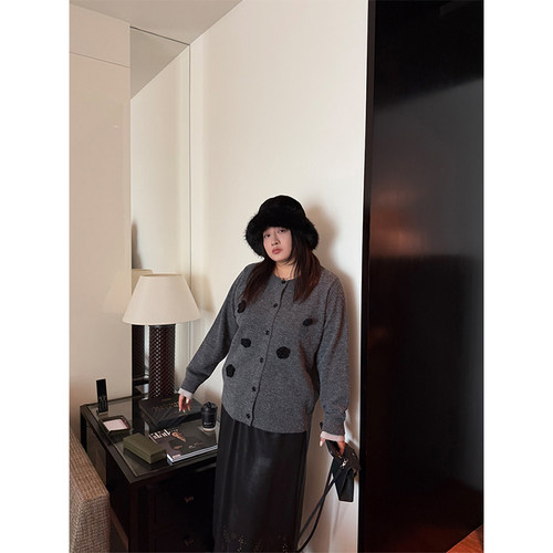 铅笔小鑫大码女装慵懒松弛感立体花朵圆领针织开衫毛衣