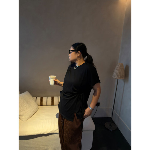 铅笔小鑫大码女装 简约松弛木耳边系带收腰遮拜拜肉开叉T恤