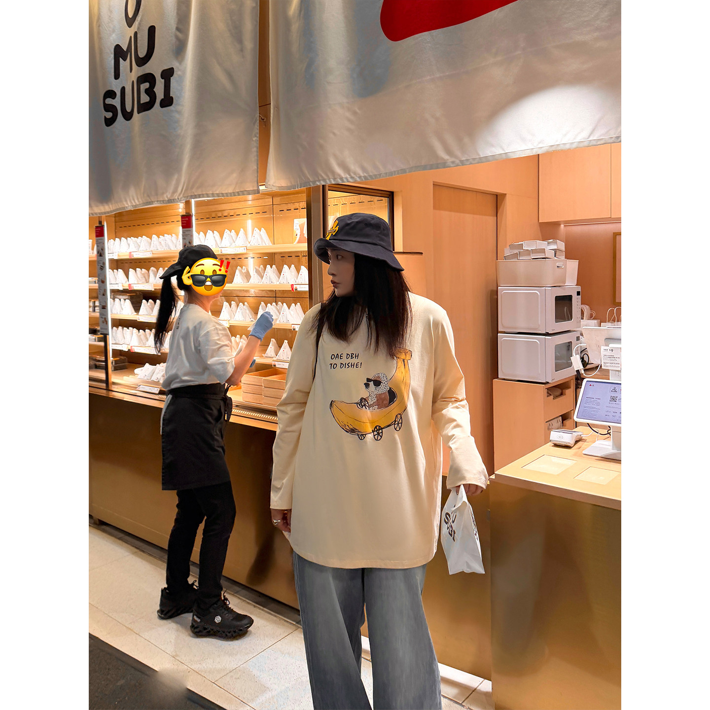 铅笔小鑫大码女装松弛落肩垂感卡通香蕉小狗印花T恤图片