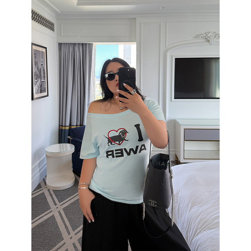 铅笔小鑫大码女装 俏皮减龄 宽松斜肩 复古印花T恤显瘦短袖