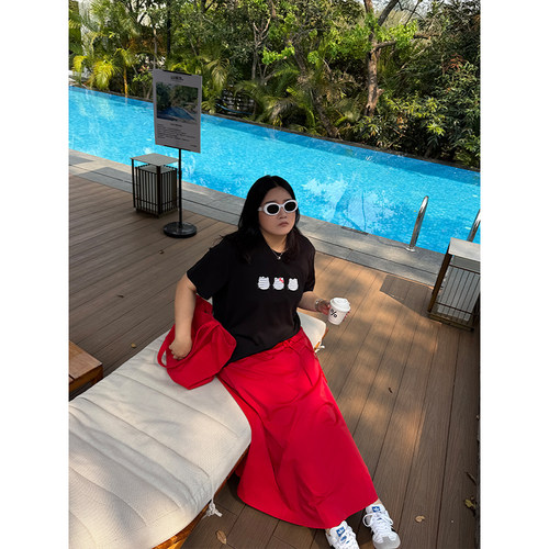 铅笔小鑫大码女装满分舒适宽松趣味减龄卡通刺绣T恤