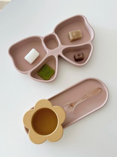 LLM 韩国ROCOU高端婴幼儿辅食蝴蝶结餐盘花朵碗勺子硅胶餐具套装