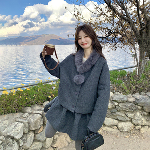 狐狸毛围巾小个子千金风套装女冬季2025新款灰色羽绒服短裙两件套