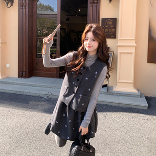 独特漂亮灰色刺绣马甲打底套装女春季2026新款小个子花苞裙三件套