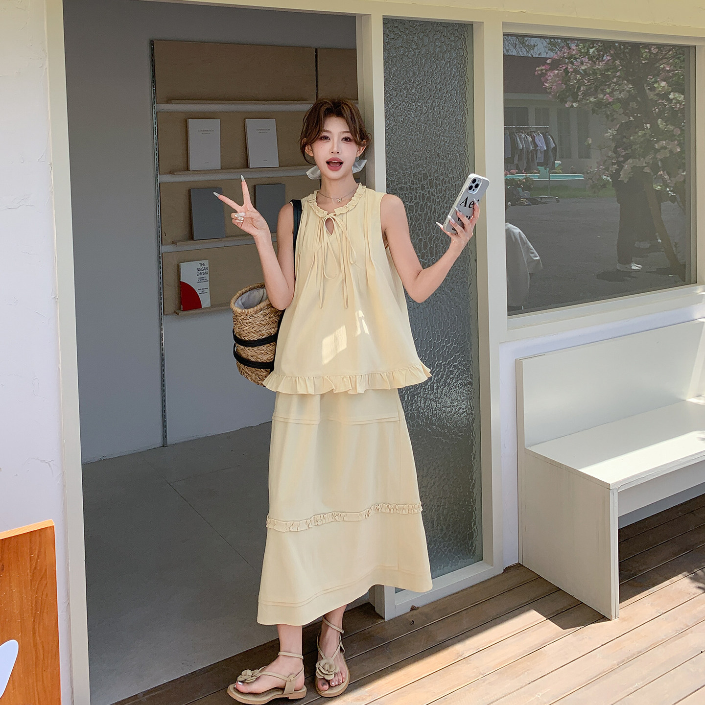 浅黄色花边背心半身裙套装女夏季2026新款洋气独特漂亮绝美两件套