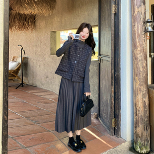 减龄超火灰色百褶连衣裙套装女春季2026新款气质感格子马甲两件套