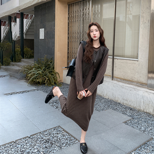 咖色条纹T恤连衣裙套装女春季2026新款休闲复古超火皮马甲两件套