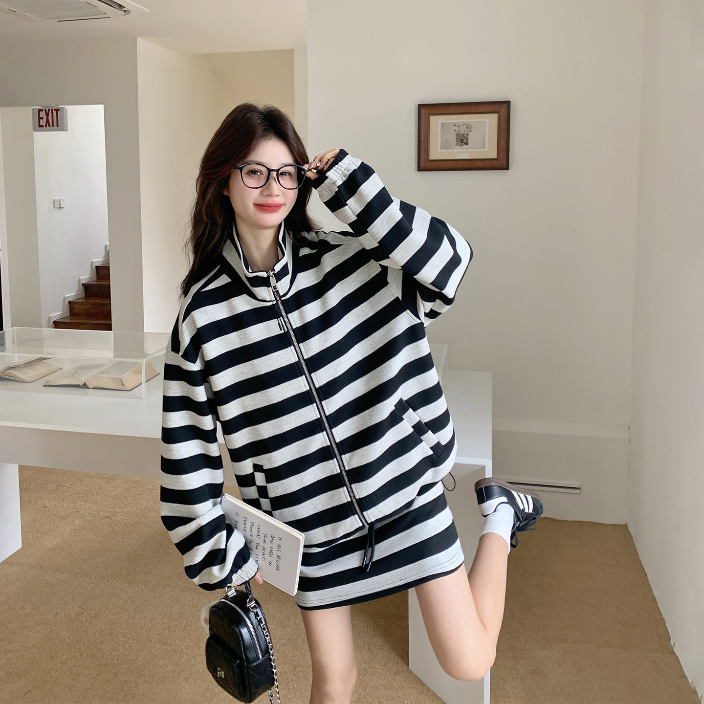 轻熟小众不撞款套装女春季2026新款小个子立领条纹卫衣短裙两件套