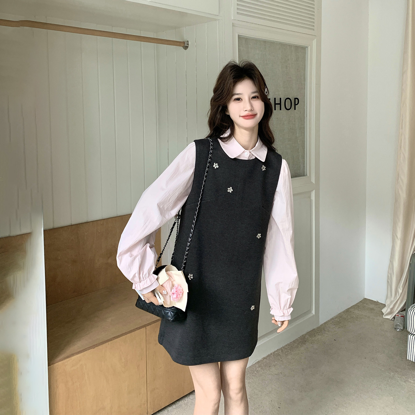 减龄气质少女感花朵黑色背心连衣裙套装女春季2026新款衬衫两件套