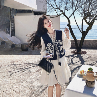 今年流行爆款白色连衣裙套装女春季2026新款小个子刺绣马甲两件套