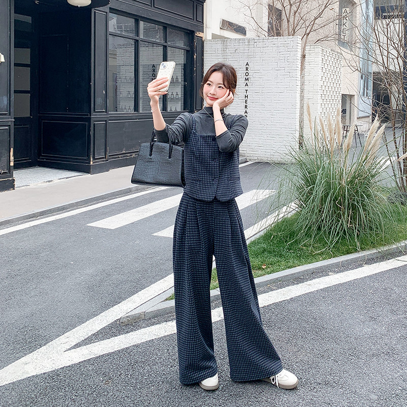 高级感穿搭格子套装女春季2026新款轻熟风吊带打底衫阔腿裤三件套