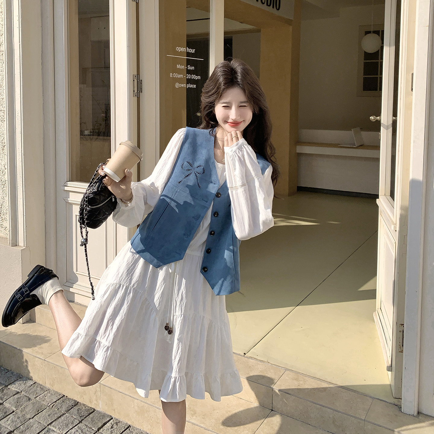 减龄超火法式白色圆领连衣裙套装女春季2026新款麂皮绒马甲两件套