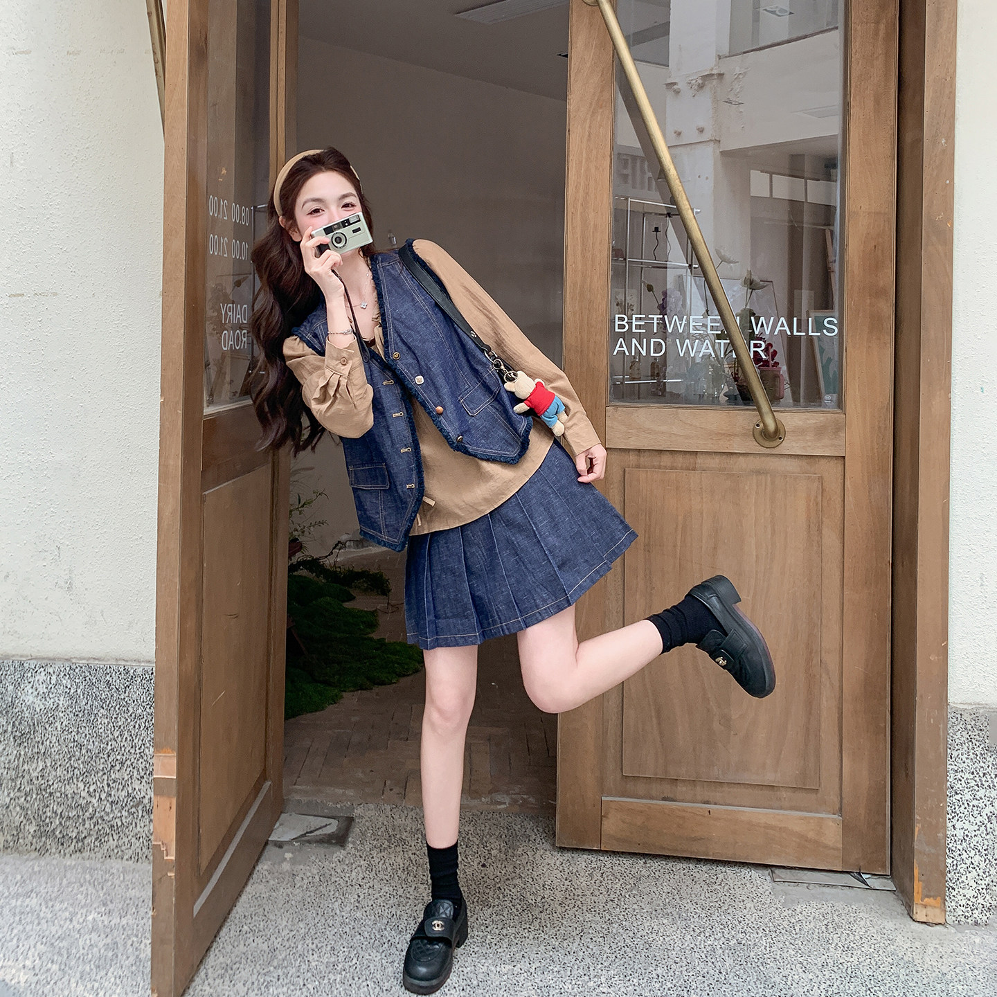 叠穿牛仔马甲衬衫百褶裙套装女春